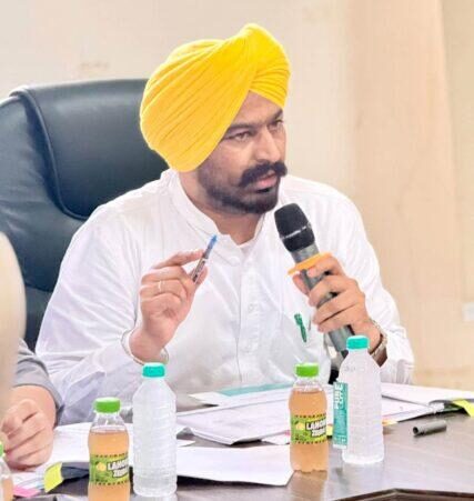 ਤਪਾ ਮੰਡੀ ਵਿਖੇ ਜ਼ਿਲ੍ਹਾ ਪ੍ਰਸ਼ਾਸਨ ਦੇ ਅਧਿਕਾਰੀਆਂ ਨਾਲ ਵਿਕਾਸ ਕਾਰਜਾਂ ਦਾ ਜਾਇਜ਼ਾ ਲੈਂਦੇ ਹੋਏ ਵਿਧਾਇਕ ਅਤੇ ਪ੍ਰਮੁੱਖ ਸ਼ਖ਼ਸੀਅਤਾਂ।