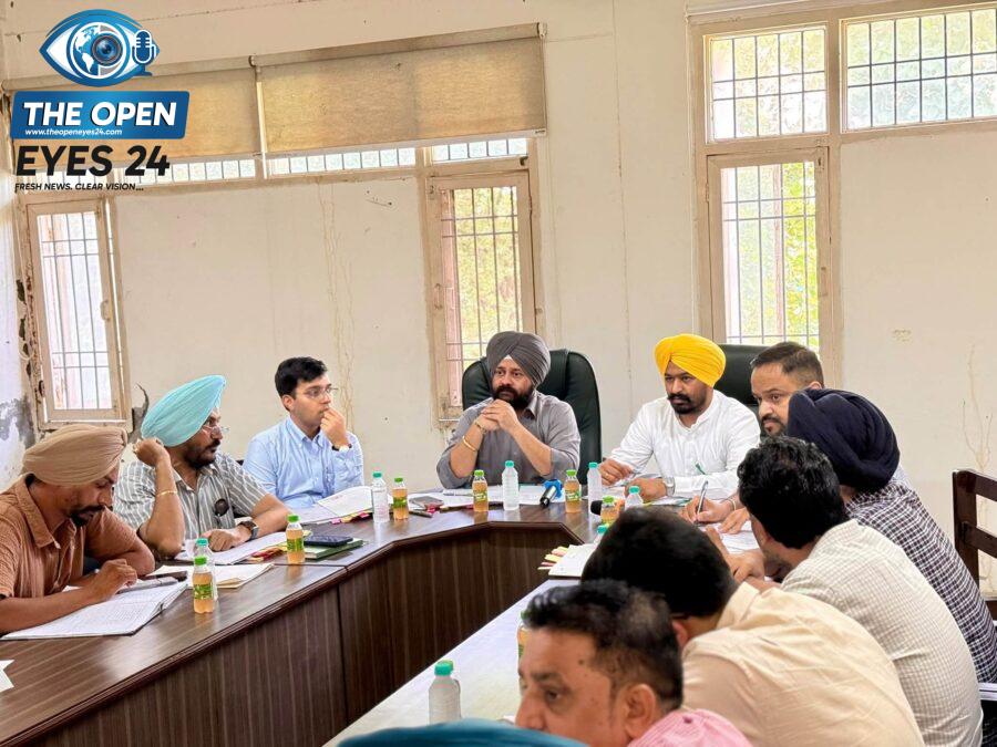 ਤਪਾ ਮੰਡੀ ਵਿਖੇ ਜ਼ਿਲ੍ਹਾ ਪ੍ਰਸ਼ਾਸਨ ਦੇ ਅਧਿਕਾਰੀਆਂ ਨਾਲ ਵਿਕਾਸ ਕਾਰਜਾਂ ਦਾ ਜਾਇਜ਼ਾ ਲੈਂਦੇ ਹੋਏ ਵਿਧਾਇਕ ਅਤੇ ਪ੍ਰਮੁੱਖ ਸ਼ਖ਼ਸੀਅਤਾਂ।