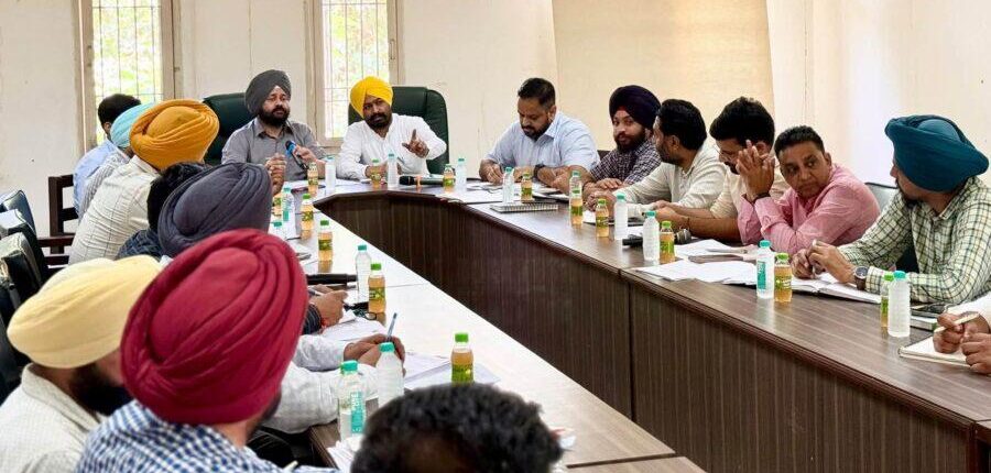 ਤਪਾ ਮੰਡੀ ਵਿਖੇ ਜ਼ਿਲ੍ਹਾ ਪ੍ਰਸ਼ਾਸਨ ਦੇ ਅਧਿਕਾਰੀਆਂ ਨਾਲ ਵਿਕਾਸ ਕਾਰਜਾਂ ਦਾ ਜਾਇਜ਼ਾ ਲੈਂਦੇ ਹੋਏ ਵਿਧਾਇਕ ਅਤੇ ਪ੍ਰਮੁੱਖ ਸ਼ਖ਼ਸੀਅਤਾਂ।