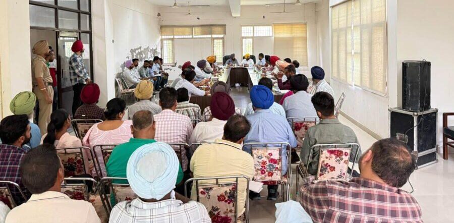 ਤਪਾ ਮੰਡੀ ਵਿਖੇ ਜ਼ਿਲ੍ਹਾ ਪ੍ਰਸ਼ਾਸਨ ਦੇ ਅਧਿਕਾਰੀਆਂ ਨਾਲ ਵਿਕਾਸ ਕਾਰਜਾਂ ਦਾ ਜਾਇਜ਼ਾ ਲੈਂਦੇ ਹੋਏ ਵਿਧਾਇਕ ਅਤੇ ਪ੍ਰਮੁੱਖ ਸ਼ਖ਼ਸੀਅਤਾਂ।