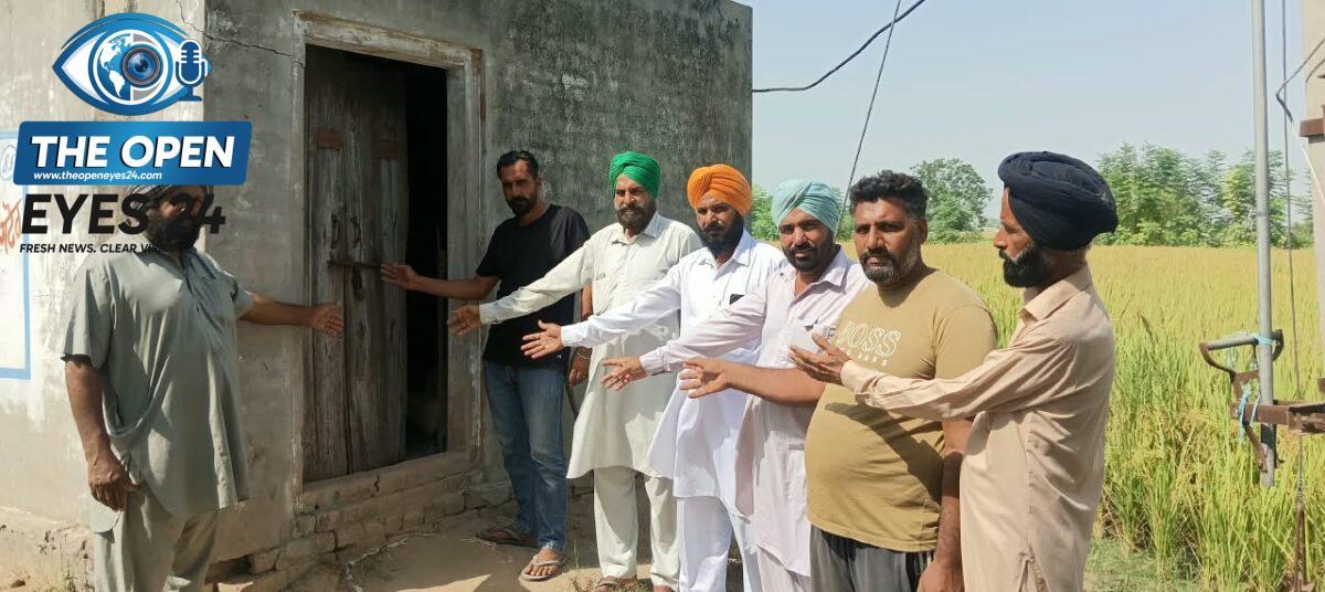 ਪਿੰਡ ਸਹੌਰ ਵਿਖੇ ਚੋਰੀ ਹੋਈਆਂ ਕੇਬਲਾਂ ਵਾਲੀ ਥਾਂ ਦਾ ਜਾਇਜ਼ਾ ਲੈਂਦੇ ਹੋਏ ਅਤੇ ਰੋਸ ਪ੍ਰਗਟ ਕਰਦੇ ਹੋਏ ਪਿੰਡ ਦੇ ਪੀੜਤ ਕਿਸਾਨ।)